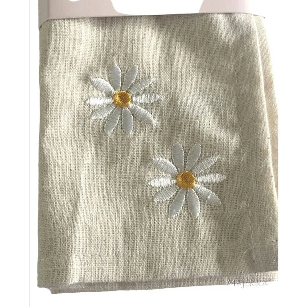 Cupcakes & Cashmere Napkins Embroidered Daisy Flowers Cotton 18” X 18” Set Of 4
